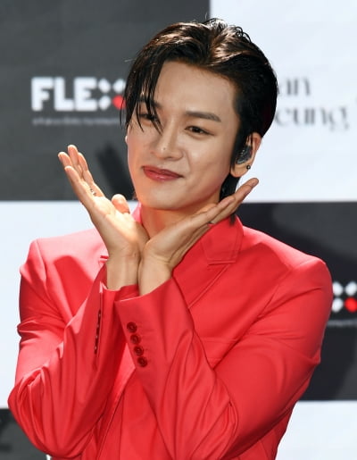 [TEN 포토] 한승윤 '빨간 꽃 한송이'