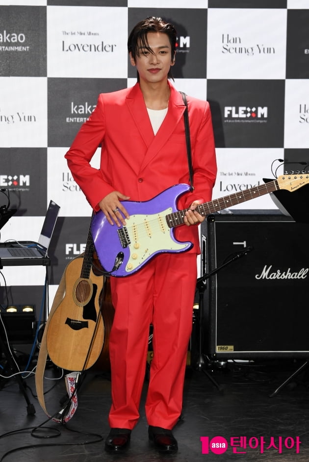 [TEN 포토] 한승윤 '라벤더 기타를 매고'