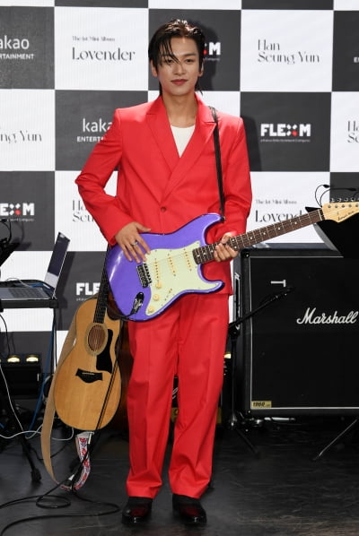 [TEN 포토] 한승윤 '라벤더 기타를 매고'