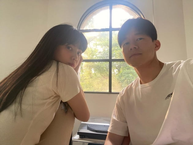 '133평 건물주' 윤승아♥김무열, "지난 여름" 나란히 앉아만 있어도 화보 [TEN★]