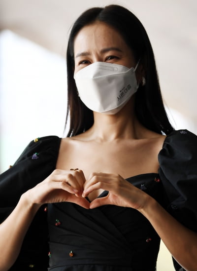 [TEN 포토] 손예진 '♥현빈에게 보내는 하트'