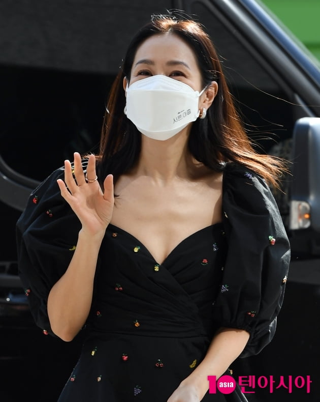 [TEN 포토+] '현빈♥' 손예진 '결혼 발표 후 첫 출근길...미모가 美쳤다'