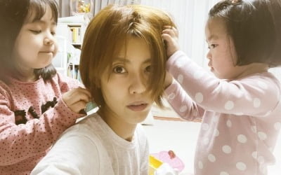'치과의사♥' 이윤지, 두 딸이 30분간 헤집어놓은 머리에 퀭해진 얼굴 [TEN★]