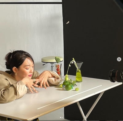 '김우빈♥' 신민아, 미모에 봄이 왔네...손가락 마저 이쁨[TEN★]