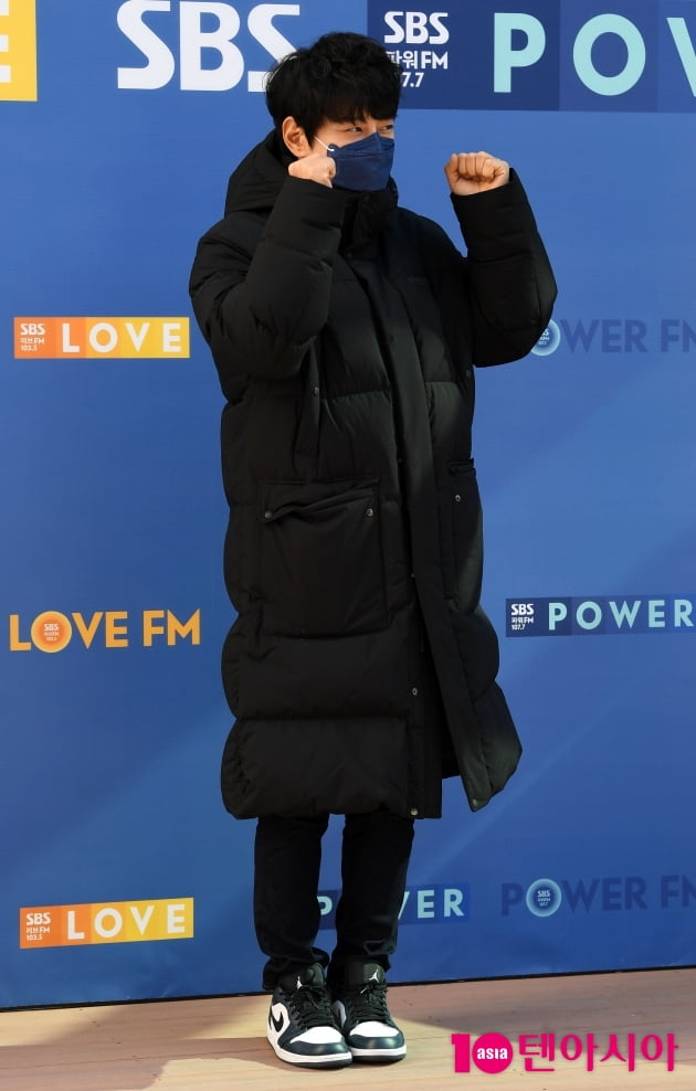 [TEN 포토] 황치열 '힘찬 파이팅'