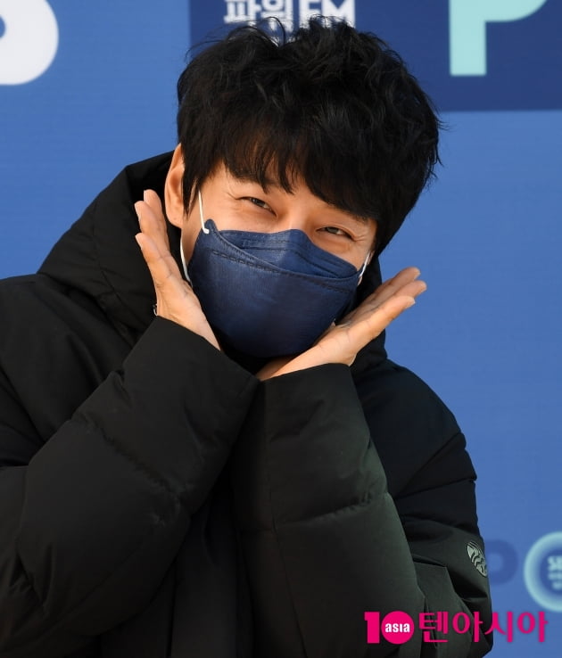 [TEN 포토] 황치열 '여심 사로잡는 꽃받침'