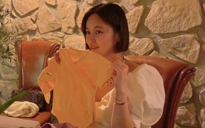 '둘째 출산 임박' 황정음, 한남동 와인바에서 조촐한 파티…아기옷 선물에 "너무 이뻐" [TEN★]
