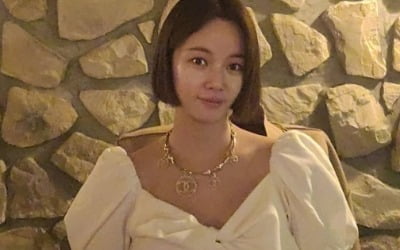 "목걸이 찢었다"…'임신' 황정음, 명품 C사 로고 주렁주렁 목에 걸고 화려美 [TEN★]