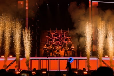 트와이스, 美서 월드 투어 화려한 포문…열광의 도가니