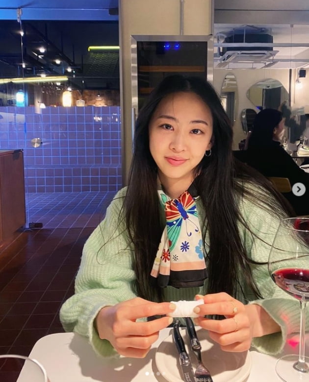 다솜, 일상이 화보..누구랑 와인 마시나?[TEN★]