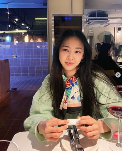 다솜, 일상이 화보..누구랑 와인 마시나?[TEN★]