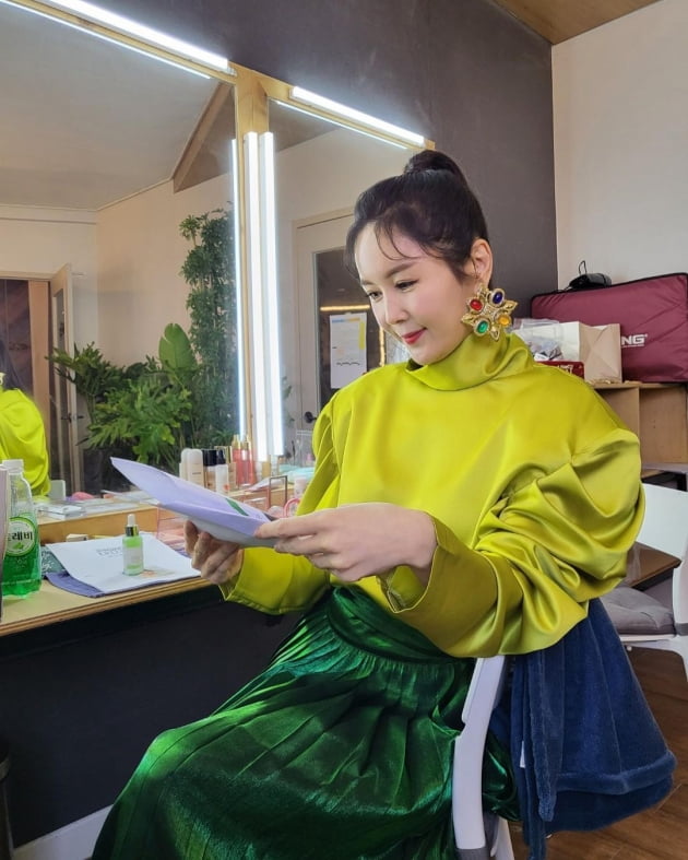 '한의사♥' 장영란, 얼굴 반만한 황금 귀걸이 하고 "오늘은 CF요정"…싱그러운 매력 [TEN★]