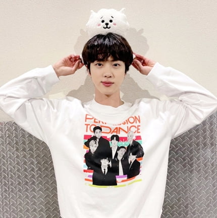 방탄소년단 진, BT21 알제이 신제품 나오자마자 '품절킹' 슈퍼스타 글로우도 빼닯아