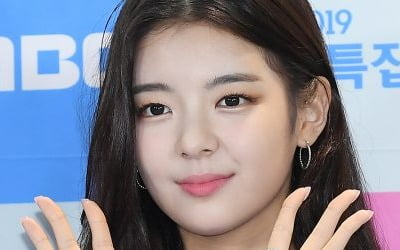 [공식] '코로나19 확진' ITZY 리아, 일상 복귀 "류진·유나 증상 無"