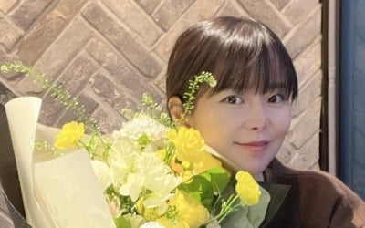 '이수근♥' 박지연, 신장 투석 중에도 환한 미소…꽃 선물에 감동 "행복한 기분"[TEN★]