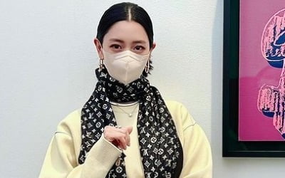 클라라, 사모님의 美 전시회 나들이…착실한 마스크+명품 L사 스퀘어 착용[TEN★]