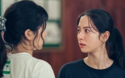 김태리 VS 보나, 체육관 감싸는 기운 '날선 대치' ('스물다섯 스물하나')