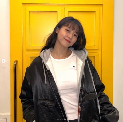 설현, 가죽미니도 청순하게 소화...하이힐 필요없는 완벽 각선미[TEN★]