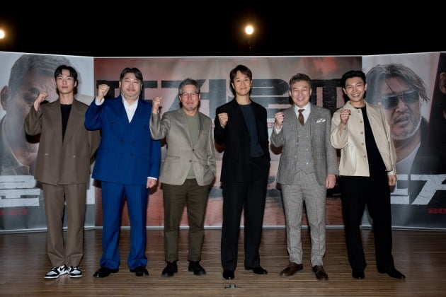 배우 이홍내(왼쪽부터), 최무성, 천명관 감독, 정우, 김갑수, 지승현이 영화 '뜨거운 피'의 온라인 제작보고회에 참석했다. / 사진제공=키다리스튜디오