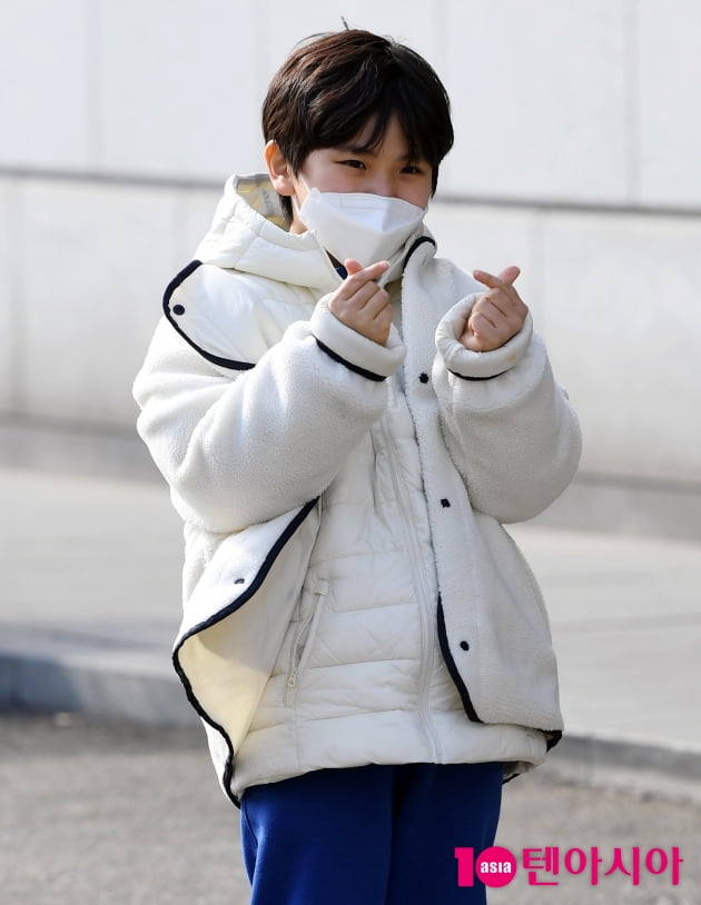[TEN 포토] 유준서 '귀여움 넘치는 하트'