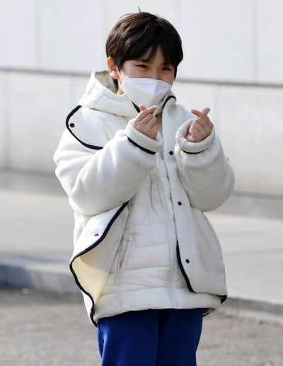 [TEN 포토] 유준서 '귀여움 넘치는 하트'