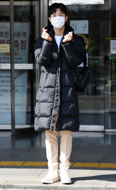 [TEN 포토] 양병열 '신사와 아가씨 하트가 두개'