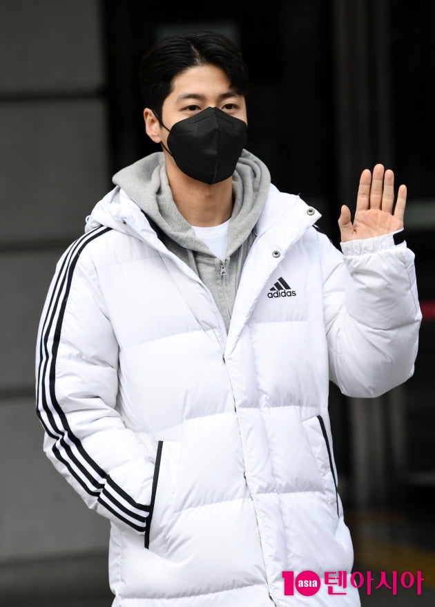[TEN 포토] 한정우 '롱패딩으로 따뜻한 출근길'