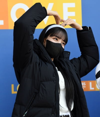 [TEN 포토] 스테이씨 윤 '사랑이 넘치는 하트'