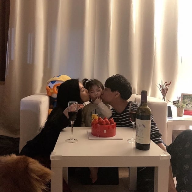 "축하해" 윤남기, ♥이다은 생일이라 더 특별한 볼 뽀뽀…오손도손 세 사람 [TEN★]