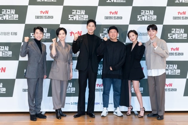 배우 김영민(왼쪽부터), 오연수, 안보현, 진창규 감독, 조보아, 김우석./사진제공=tvN