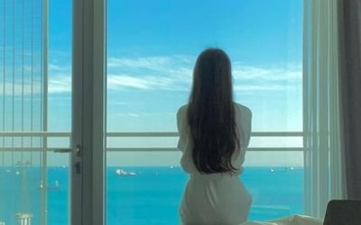 방민아, 한 손에 잡힐 듯한 개미 허리…럭셔리 오션뷰서 즐긴 여유[TEN★]