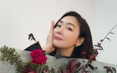 '9살 연하♥' 최지우, 애엄마 맞아? 대형 꽃다발 죽이는 美친 미모[TEN★]