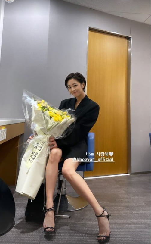 조보아, 꽃도 기죽이는 미모...팬클럽 "나도 사랑해"[TEN★]