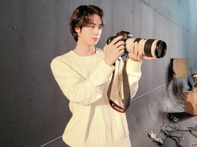 방탄소년단 진, 카메라로 넉넉히 가려지는 '얼굴 소멸'[TEN★] 
