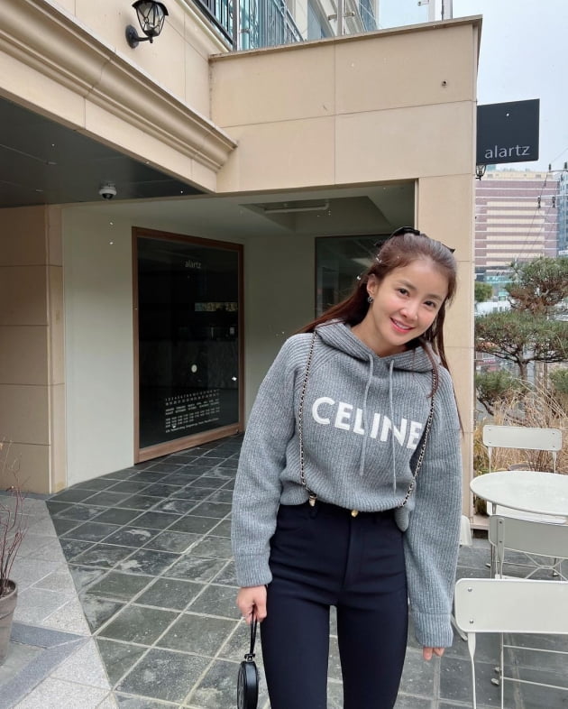 '사업가♥' 이시영, 역삼동 카페 테라스에서 눈 맞는 중…명품 니트 젖어도 '미소' [TEN★]