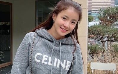 '사업가♥' 이시영, 역삼동 카페 테라스에서 눈 맞는 중…명품 니트 젖어도 '미소' [TEN★]