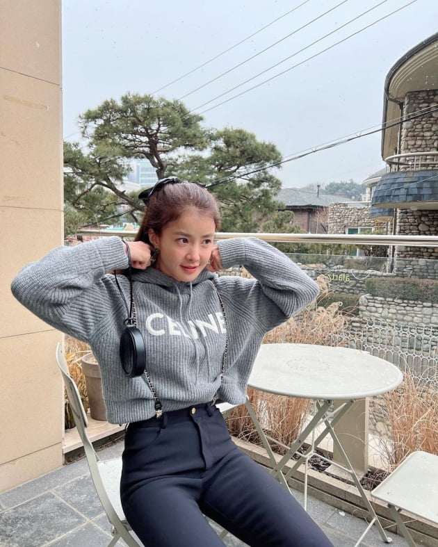 '사업가♥' 이시영, 역삼동 카페 테라스에서 눈 맞는 중…명품 니트 젖어도 '미소' [TEN★]