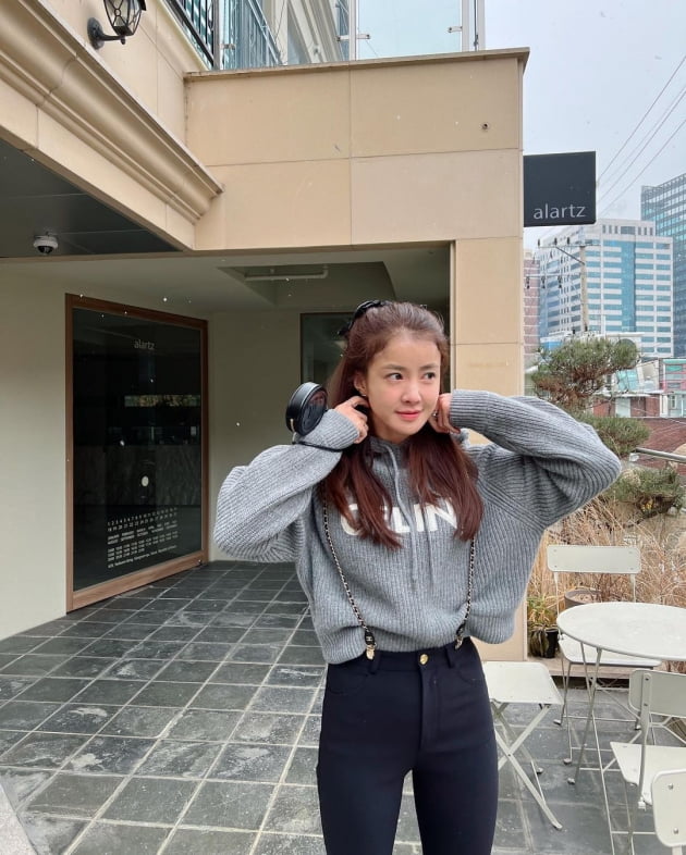 '사업가♥' 이시영, 역삼동 카페 테라스에서 눈 맞는 중…명품 니트 젖어도 '미소' [TEN★]