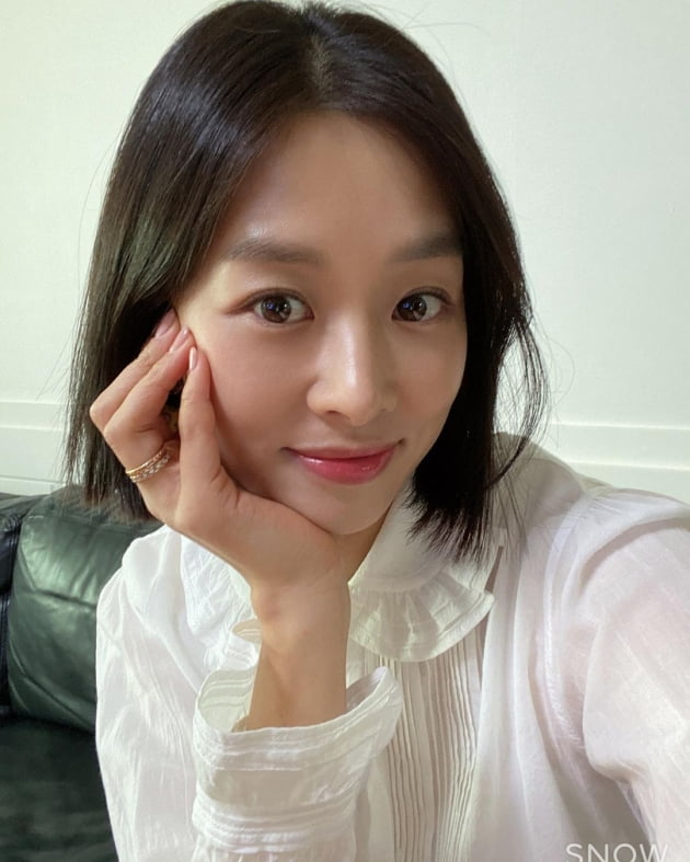 '강경준♥' 장신영, 꽃받침으로 완성한 동안 비주얼…39세 애둘맘의 러블리 매력 [TEN★]