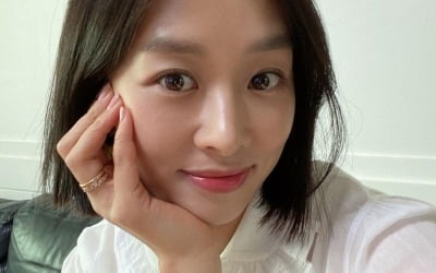'강경준♥' 장신영, 꽃받침으로 완성한 동안 비주얼…39세 애둘맘의 러블리 매력 [TEN★]