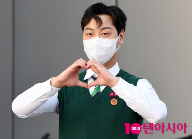 [TEN 포토] 임재혁 '하트도 사랑스러워'