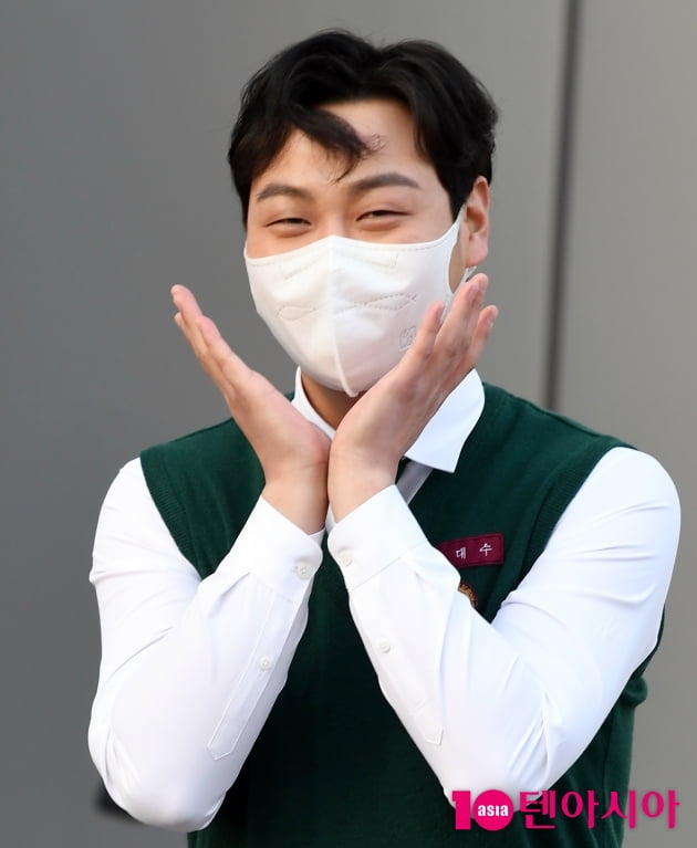 [TEN 포토] 임재혁 '빵 터진 꽃받침'