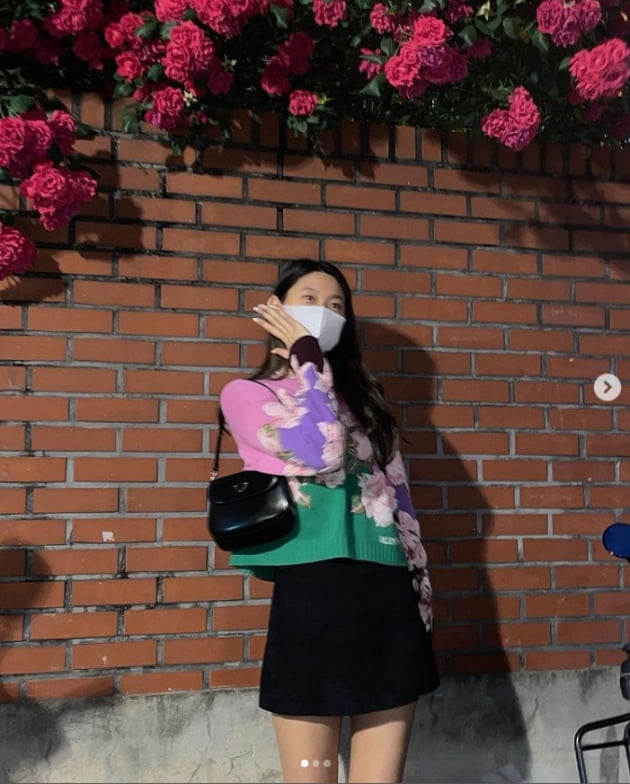 설현, 꽃이 꽃을 부르는구나...밤을 밝히는 미모[TEN★]