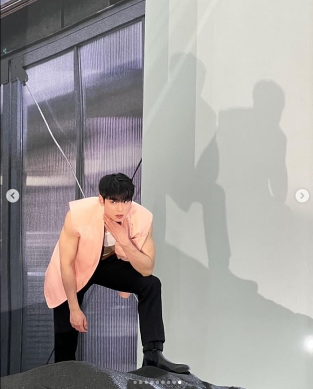 차은우, 얼굴천재 어떤옷도 찰떡이네...우람한 팔뚝[TEN★]