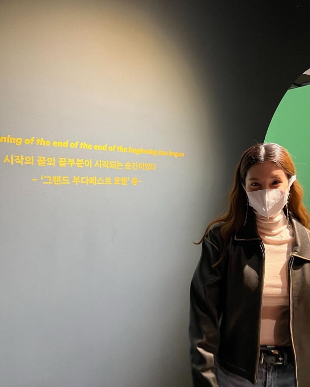 '오뚜기3세' 함연지, 성수동 전시회에서 다리 꼬고 앉아 우아美 "영감 받아" [TEN★]