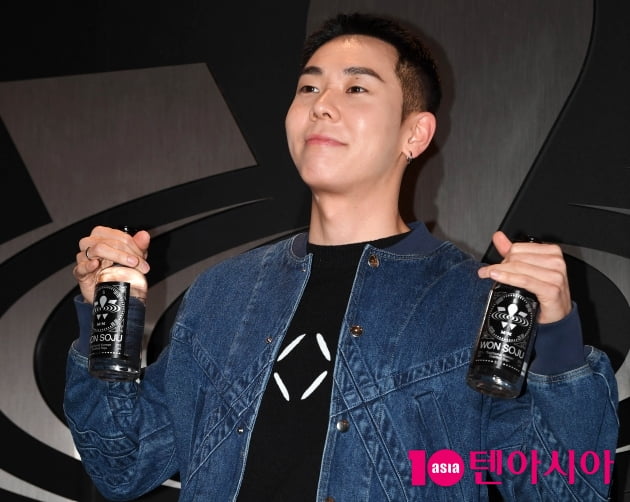 [TEN 포토] 로꼬 '포즈는 귀엽게'