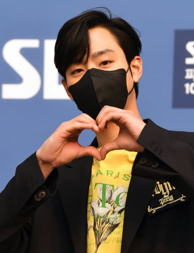[TEN 포토] 안효섭 '사랑스러운 하트'