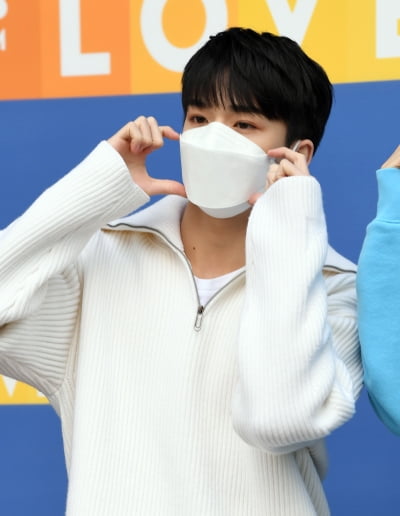 [TEN 포토] 트레저 아사히 '여심저격 볼하트'
