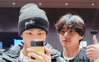 방탄소년단 RM, 뷔와 연습실 거울 앞에서 찰칵…빛나는 존재감[TEN★]