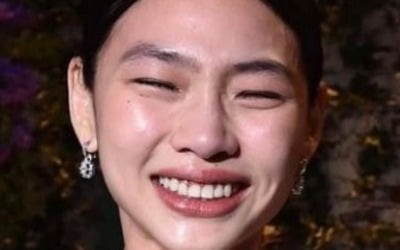 팔불출 이동휘, 'SAG 주연상' ♥정호연에 금메달 달아줬네…센스 甲[TEN★]